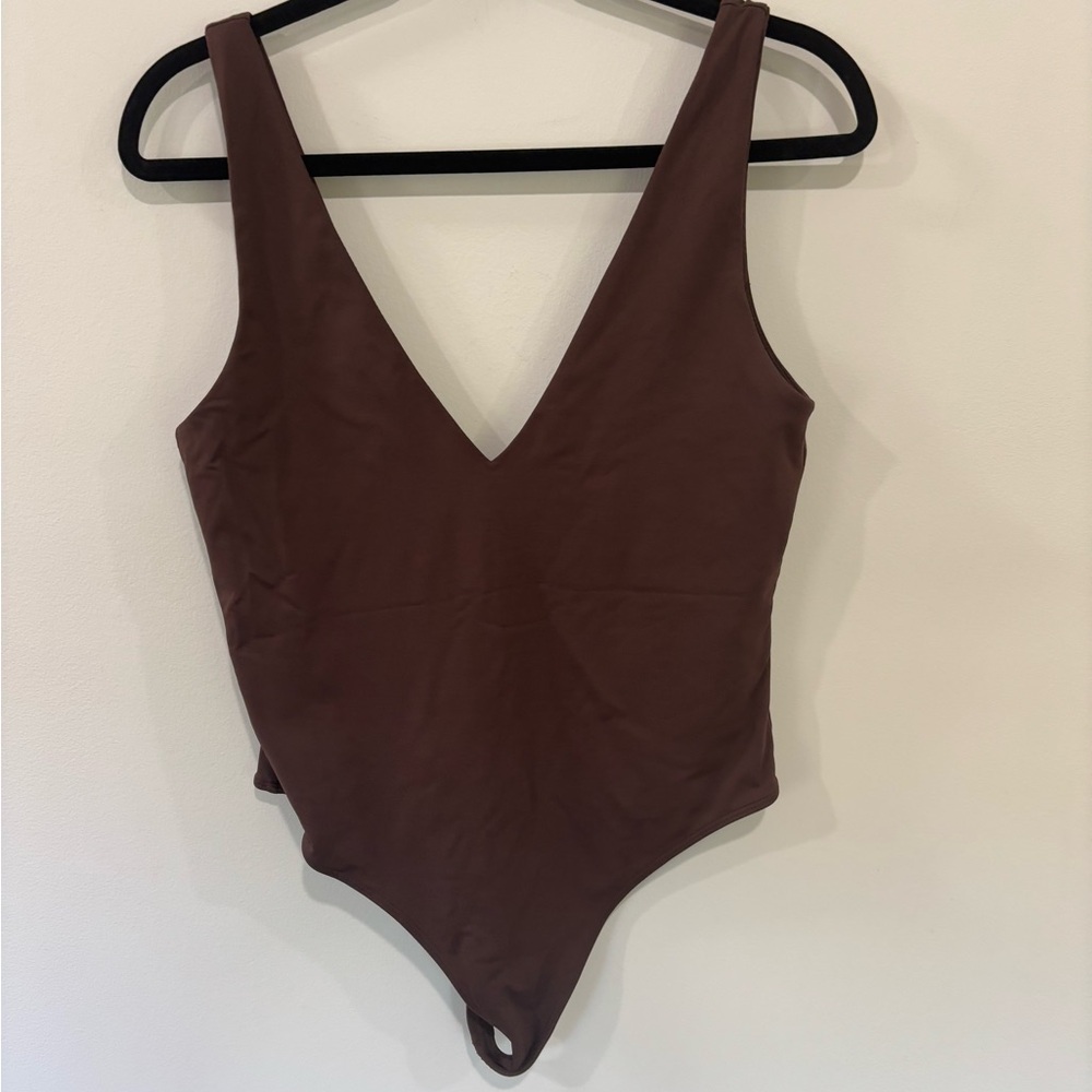 Aritzia Babaton Contour V-neck Bodysuit